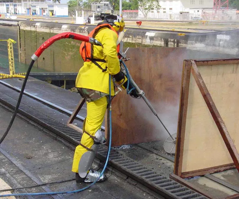 Specialist voert industriële hogedrukreiniging uit