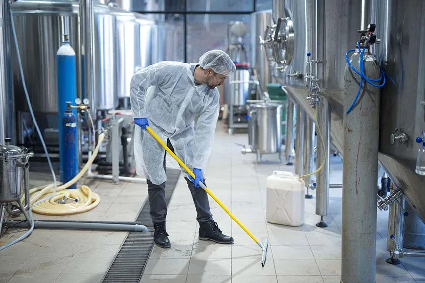 Specialist aan het werk tijdens industriële reiniging