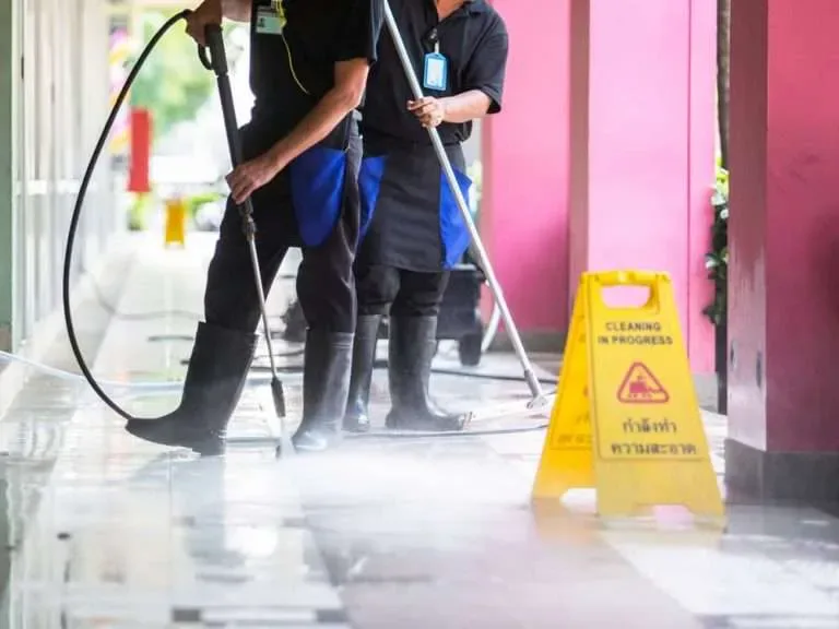 Schoonmaakteam aan het werk in een gebouw