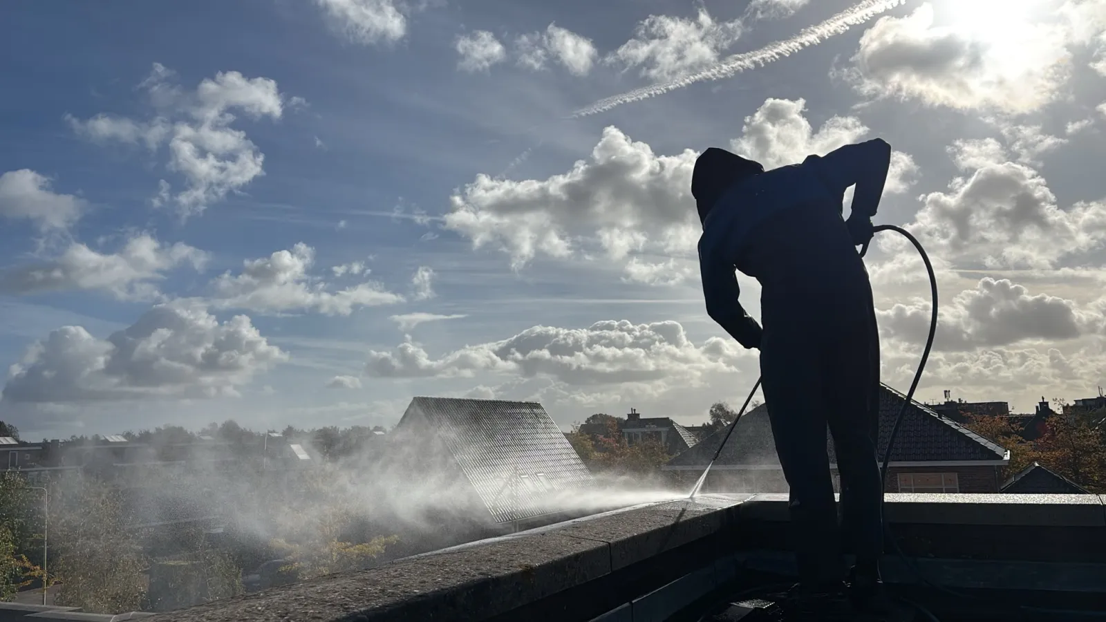 Induclean voert reinigingswerkzaamheden uit op een dak