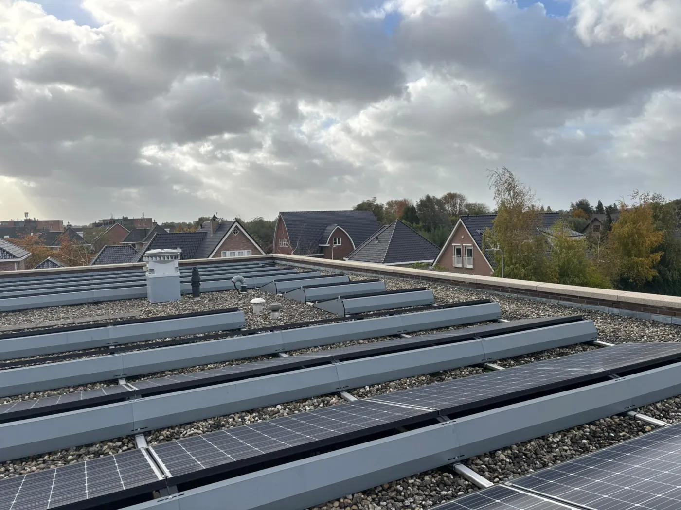 Overzicht van een dak na projectmatige reiniging